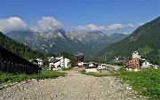 10 Seguo la strada sterrata-gippabile per il Rif. Montebello